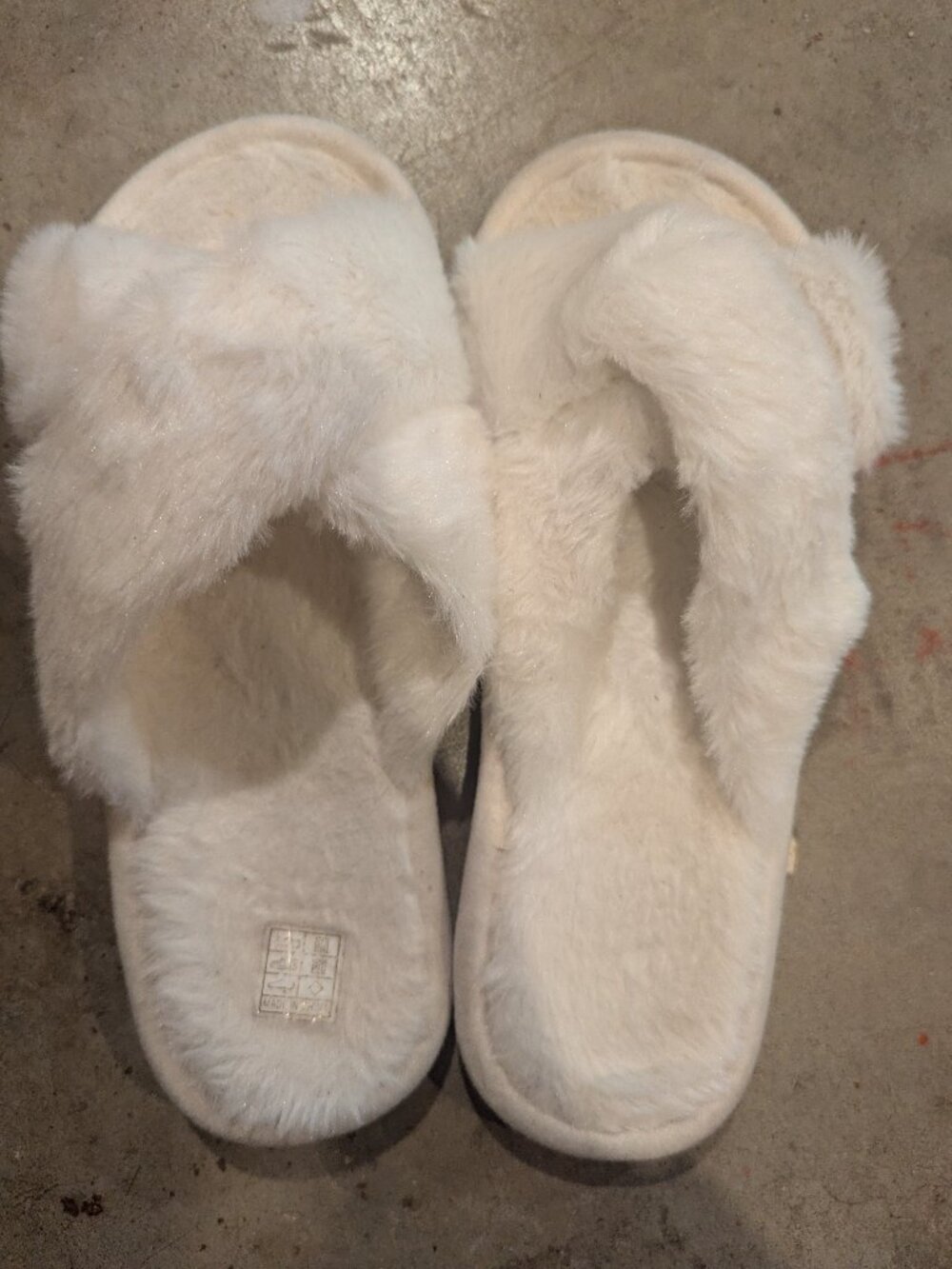 Fluffy white slippers for bridesmaids